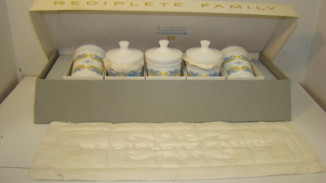 VTG MERCK ''REDIPLETE FAMILY'' APOTHECARY JARS MIB: VTG MERCK ''REDIPLETE FAMILY'' APOTHECARY JARS. STILL IN ORIGINAL BOX, MERCK & CO ''REDIPLETE FAMILY APOTHECARY JARS, NEVER USED, WITH PAPER WORK, EXCELLENT CONDITION