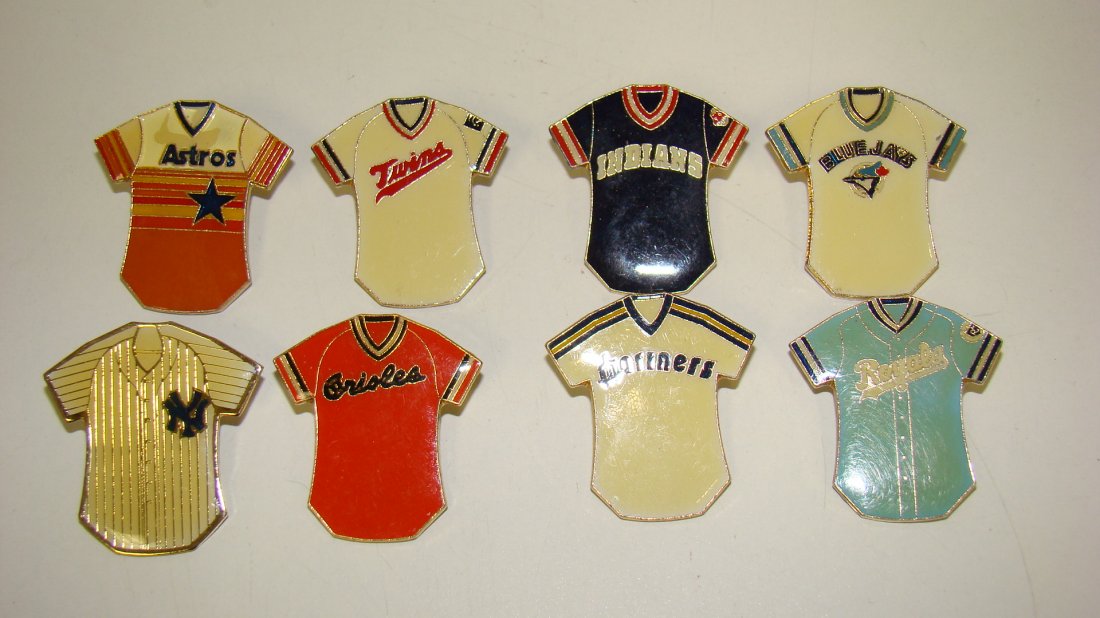 8 AMERICAN LEAGUE MLB TEAM PINS (1 of 5)