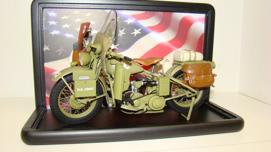 FRANKLIN MINT 1942 MILITARY MOTORCYCLE (1 of 4)