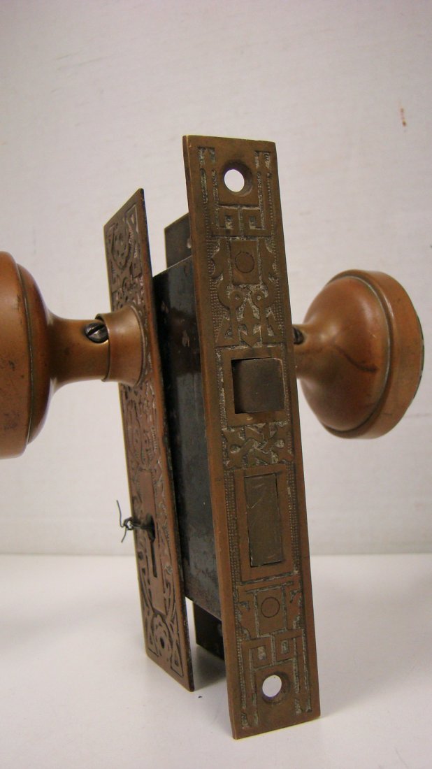 VICTORIAN BRASS DOOR KNOBS WITH PLATES AND LOCK (1 of 3)