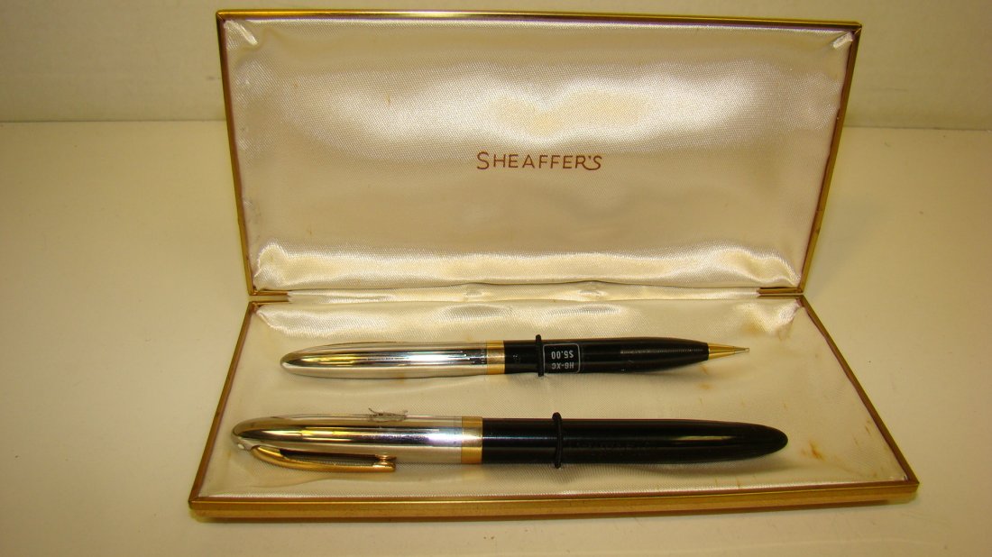 VINTAGE NIB SHEAFFER'S FOUNTAIN PEN PECIL 14K NIP: VINTAGE NIB SHEAFFER'S FOUNTAIN PEN & PENCIL 14K NIB--- VINTAGE SET BUT NEW OLD STOCK FOUNTAIN PEN W/14K NIB, BLACK & SILVER GOLD TRIM. BOX SHOWS SIGNS OF WERE AND SOME STAINS DUE TO AGE