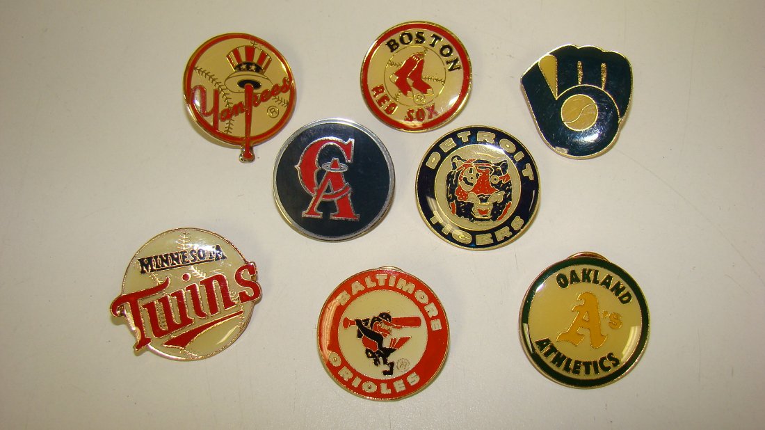 7 ROUND MLB TEAM PINS & A BASEBALL  PIN (1 of 2)