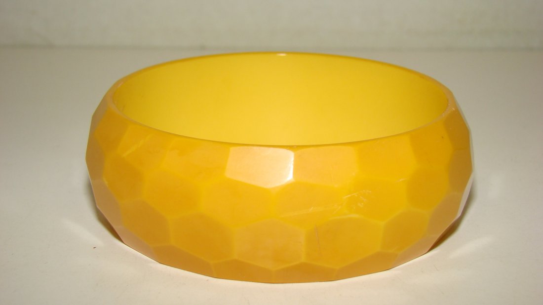 FACET CUT BANANA BAKELITE BANGLE BRACELET (1 of 4)