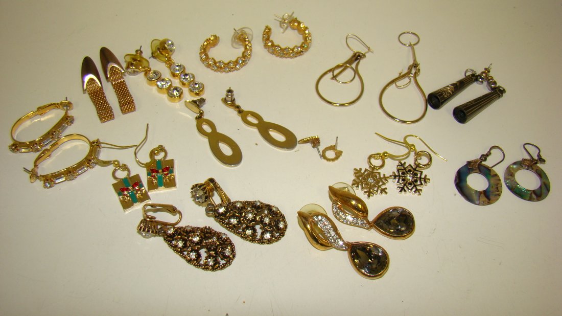 13 PAIRS COSTUME EARRINGS (1 of 6)