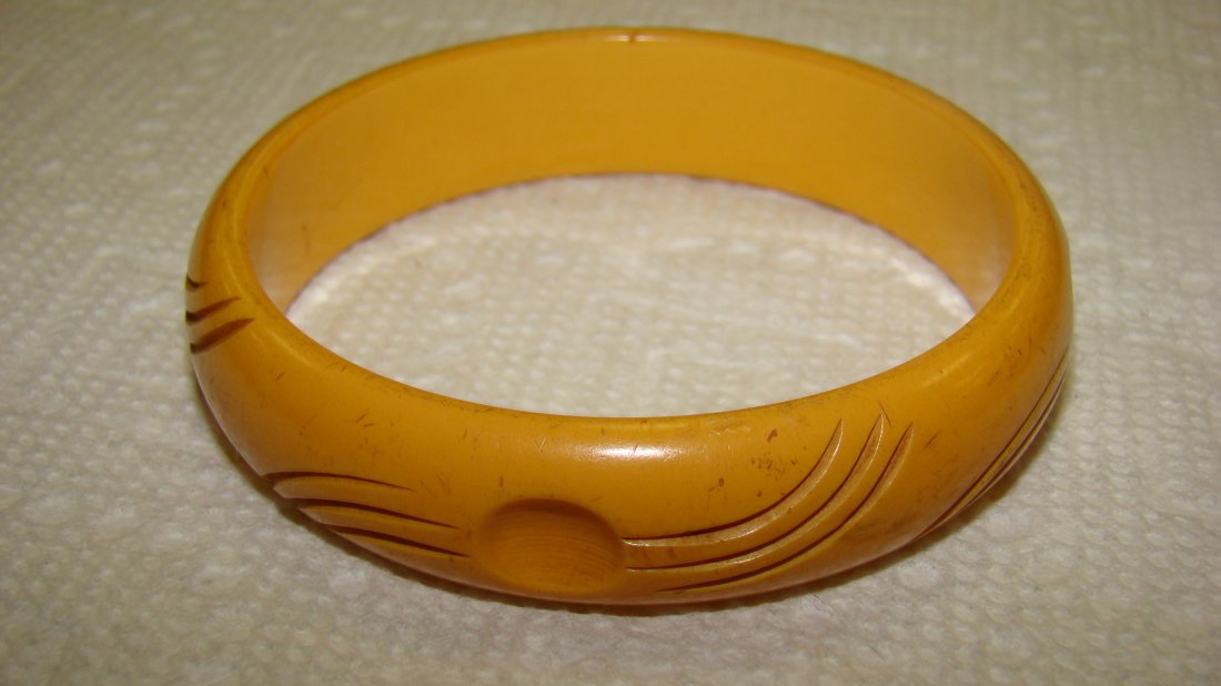 CARVED YELLOW BAKELITE BRACELET (1 of 3)