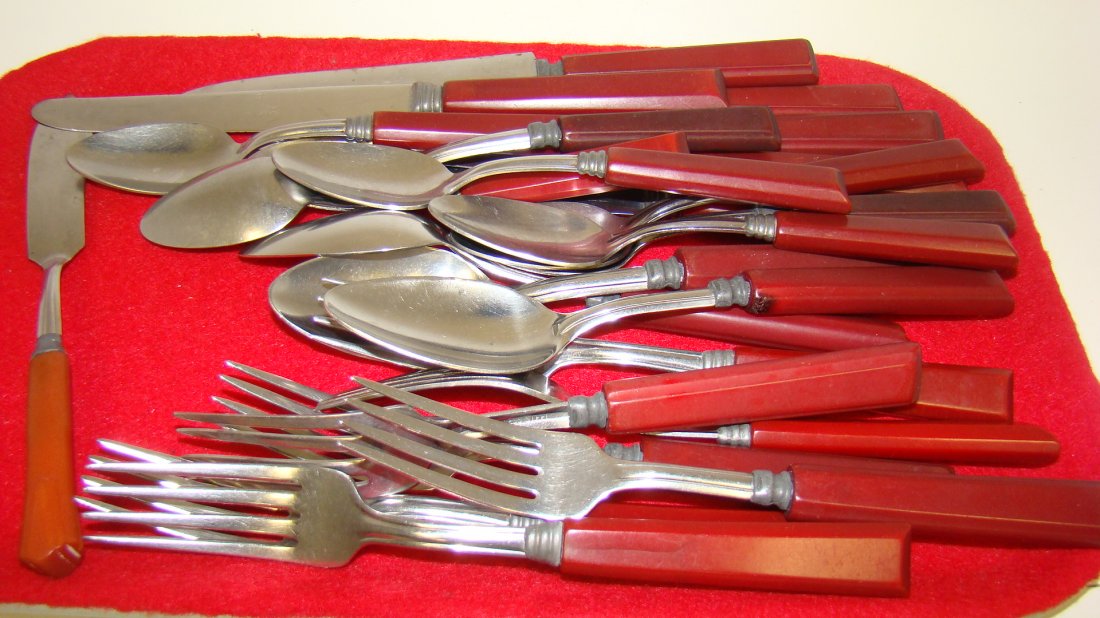 23 PCS RED BAKELITE HANDLE FLATWARE (1 of 4)