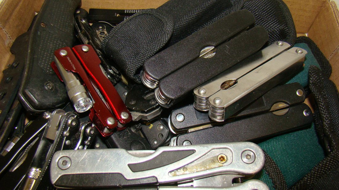 25 USED POCKET KNIVES & 12 MULTI-TOOLS (1 of 6)