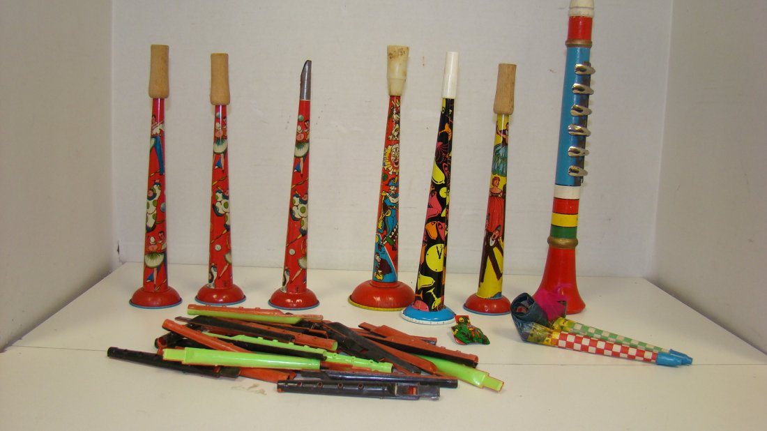 GROUP OF VARIOUS VINTAGE PARTY FAVORS (1 of 8)