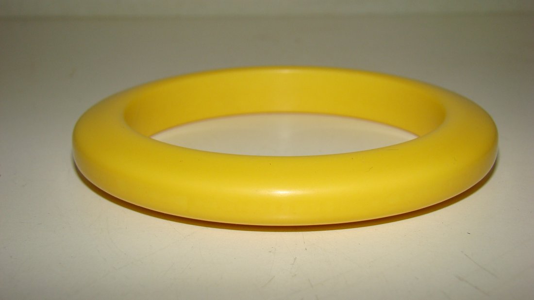 VINTAGE BANANA BAKELITE BRACELET (1 of 2)