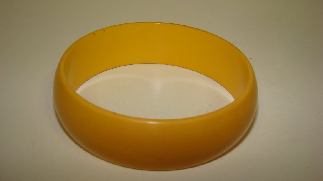 VINTAGE BANANA BAKELITE BRACELET (1 of 2)