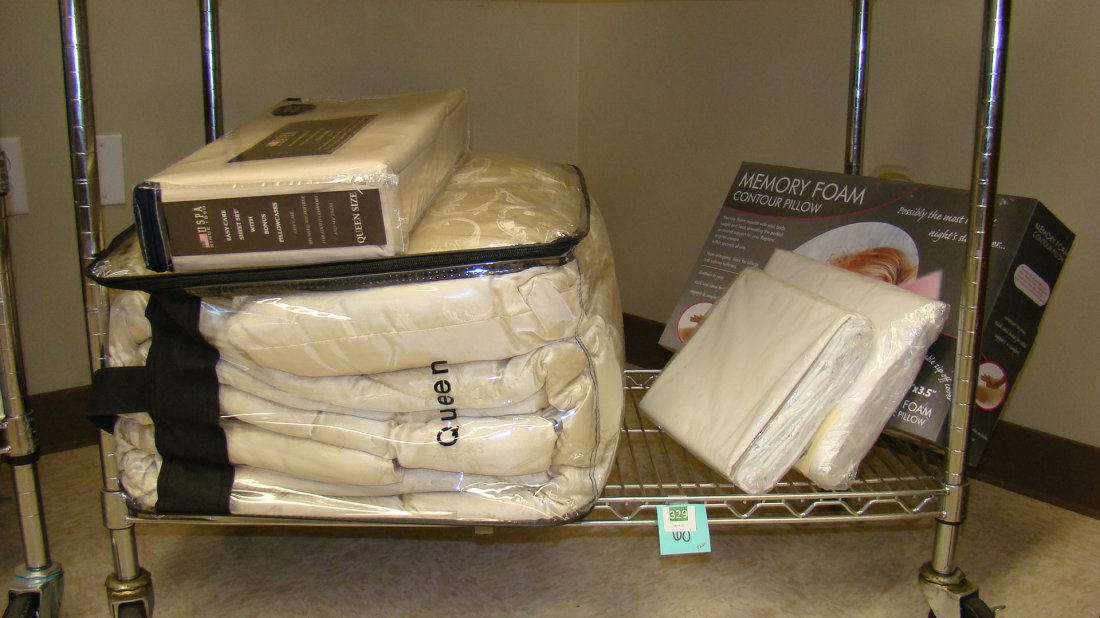 NEW QUEEN SIZE SATIN LIKE COMFORTER (1 of 4)
