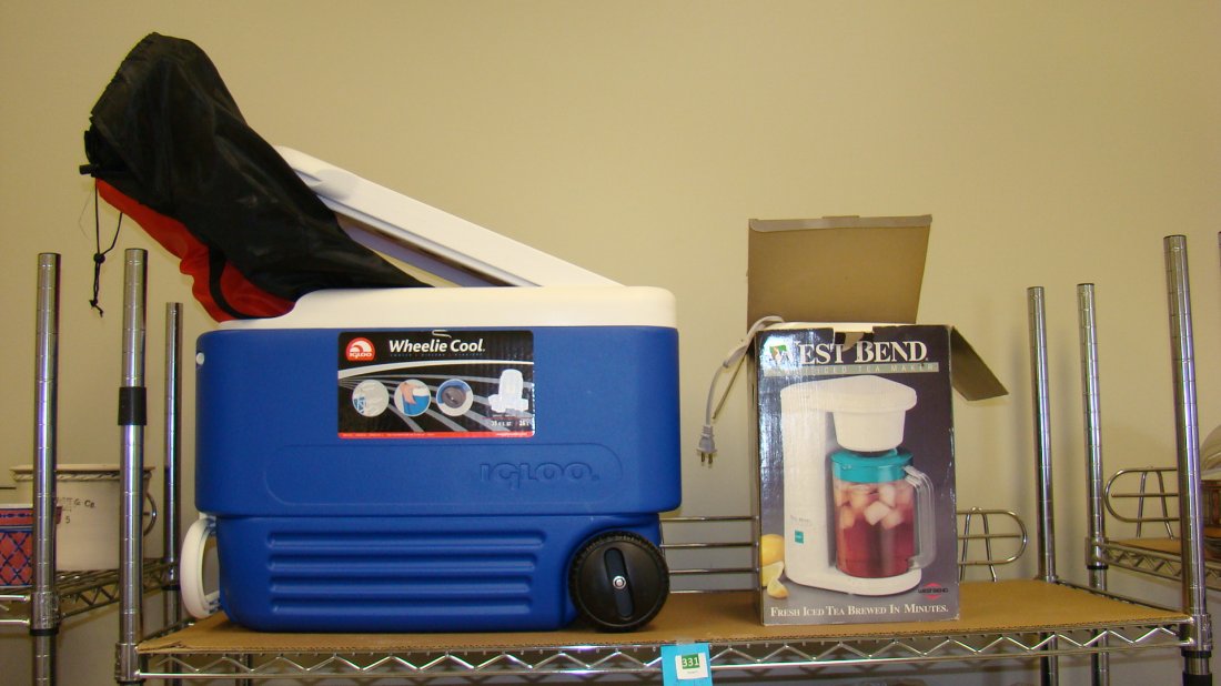 LIKE NEW IGLOO WHEELIE ICE CHEST AND MORE (1 of 1)
