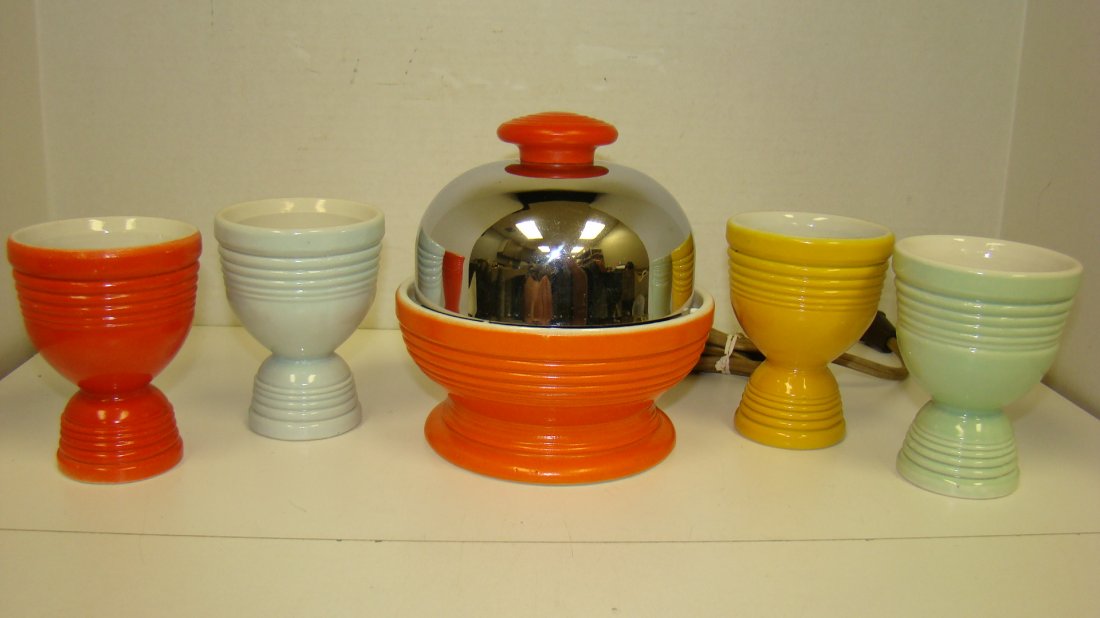 HANKSCRAFT EGG COOKER & 4 EGG CUPS: VINTAGE ''HANKSCRAFT'' EGG COOKER - ORANGE - AND 4 VARIOUS COLOR FIESTA STYLE EGG CUPS - YELLOW, ORANGE, LIGHT GREEN AND LIGHT BLUE