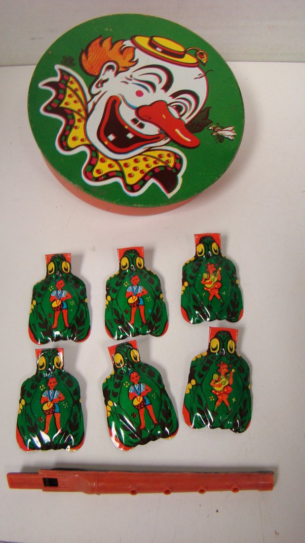 VINTAGE US TOY LITHO TIN NOISE MAKER AND CLICKERS (1 of 6)