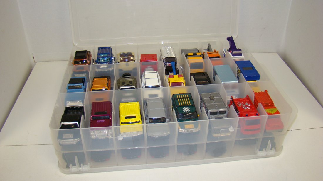 48 VARIOUS MATCHBOX, HOT WHEELS & MAISTO CARS: PLASTIC CAR CASE - 48 VARIOUS MATCHBOX, MAISTO AND HOT WHEELS CARS CONSISTING OF: 1 SIDE HOLDS 24 VARIOUS EMERGENCY VEHICLES - POLICE DEPARTMENT - PARAMEDIC AND FIRE DEPARTMENT VEHICLES AND THE OTHER