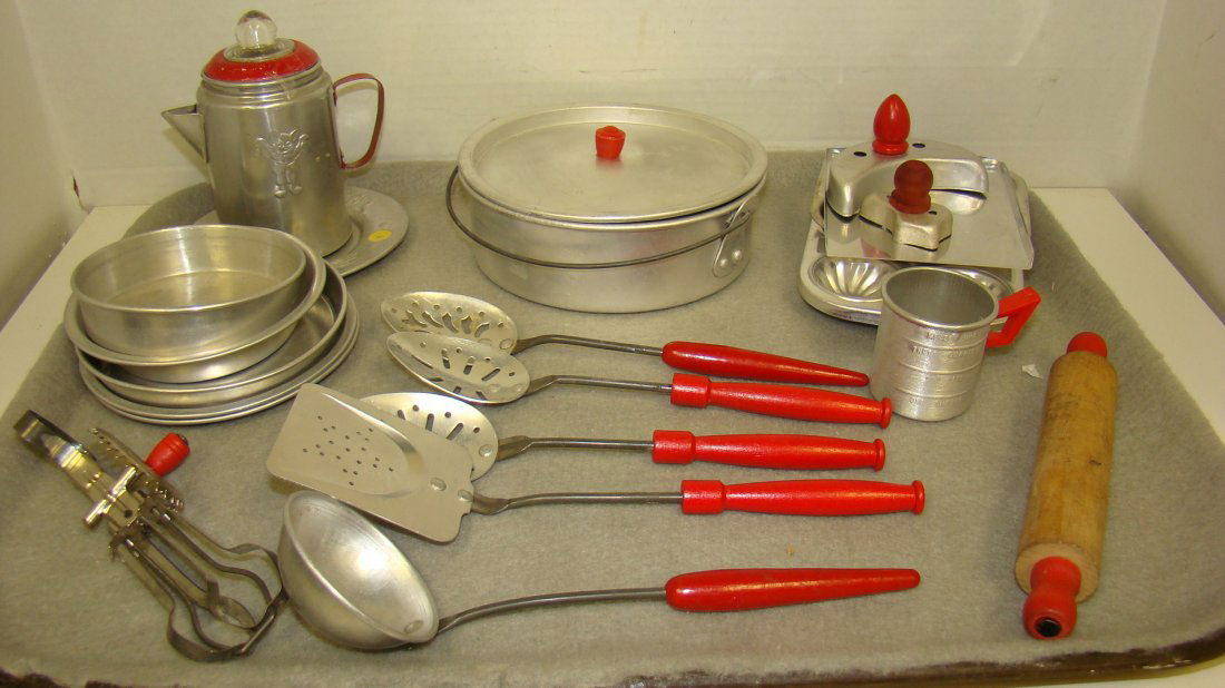 20 PCS VTG CHILD'S ALUMINUM BAKEWARE SET (1 of 6)