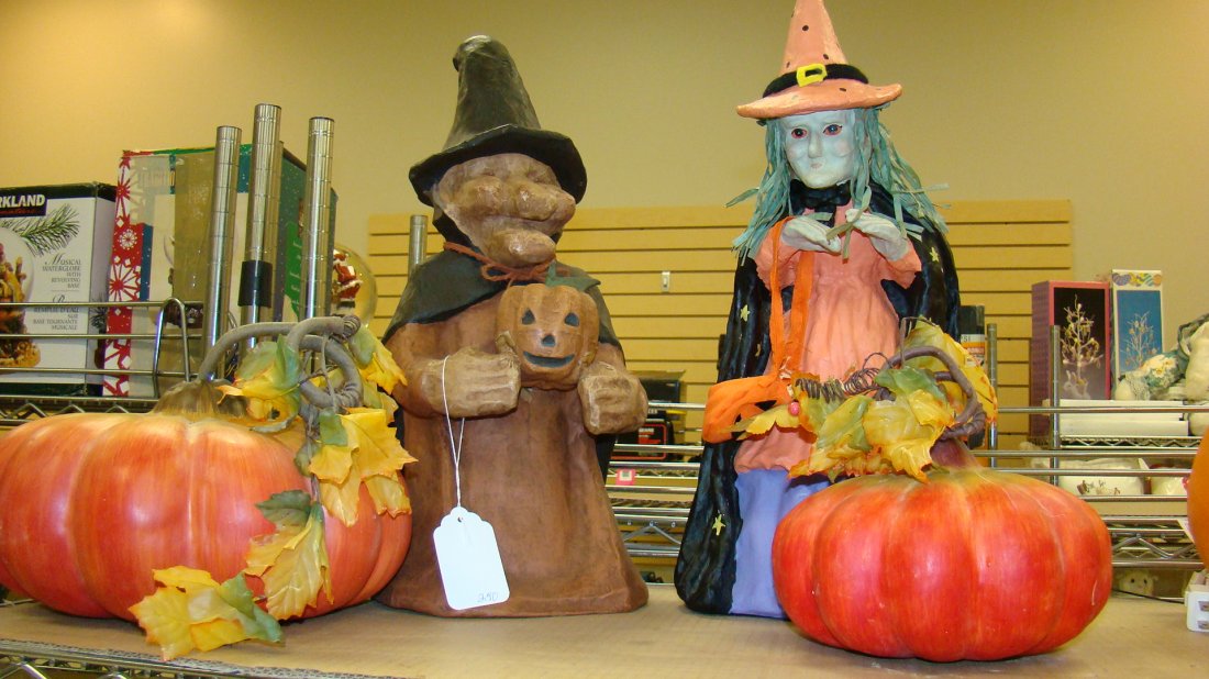 VARIOUS HALLOWEEN DECORATIVE ITEMS (1 of 5)