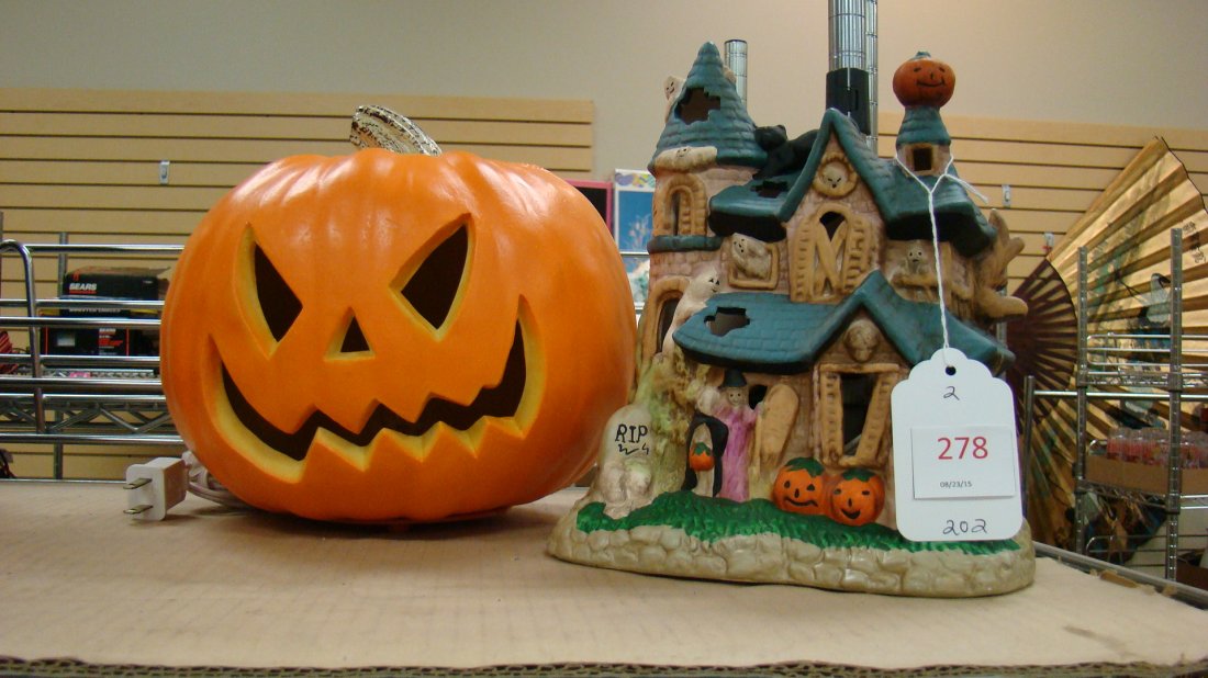 VARIOUS HALLOWEEN DECORATIVE ITEMS (1 of 4)