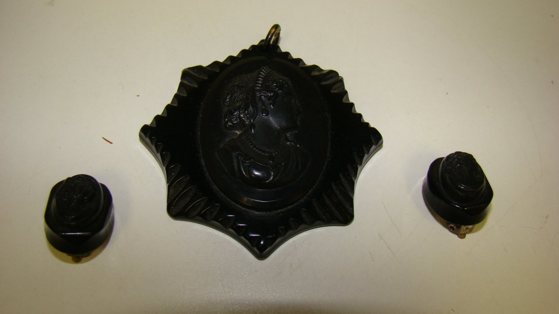 CARVED BAKELITE CAMEO PENDENT & EARRING SET (1 of 6)