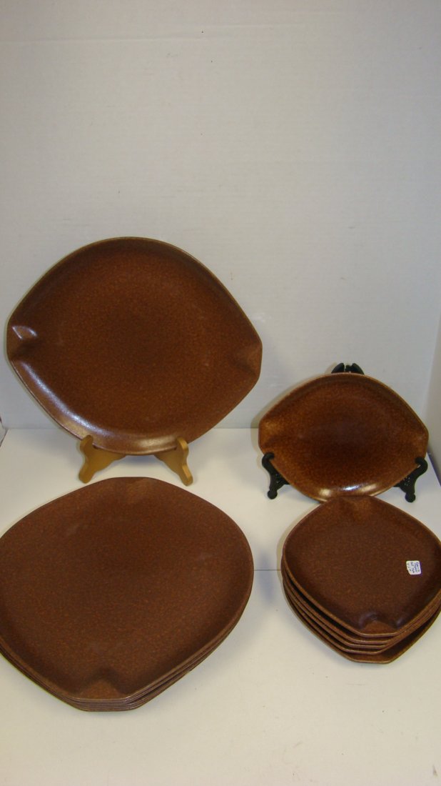 11 ROSEVILLE RAYMOR PLATES: 11 ROSEVILLE RAYMOR DINNER AND SALAD PLATES - 5 ROSEVILLE RAYMOR NO. 152 12'' DINNER PLATES - BROWN COLOR AND 6 MATCHING 7.5'' SALAD PLATES