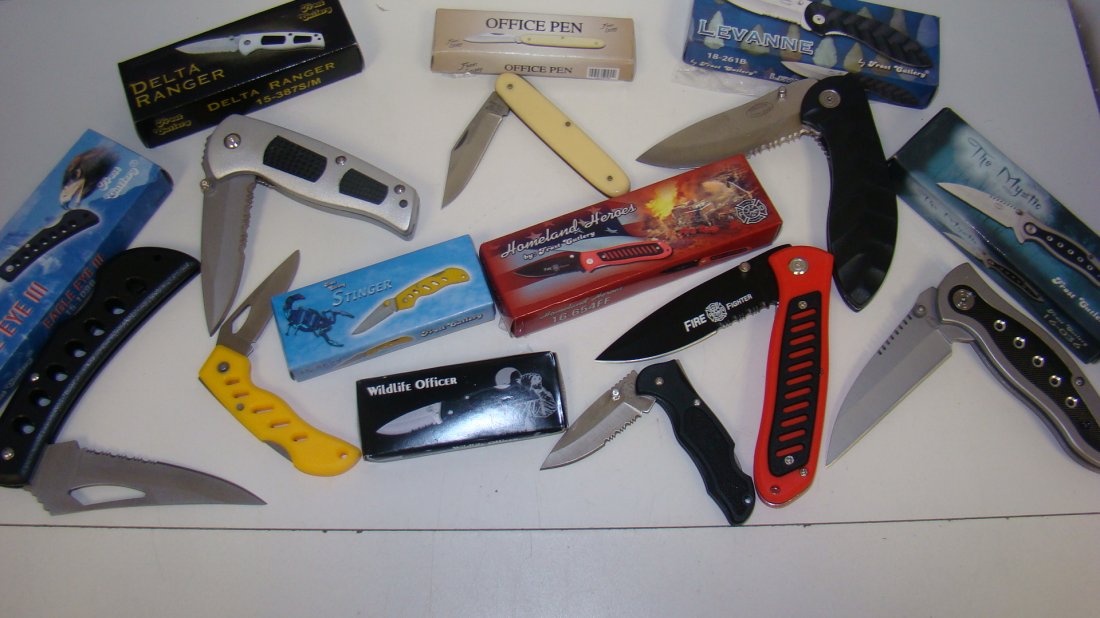 8 NIB FROST CUTLERY POCKET KNIVES (1 of 5)