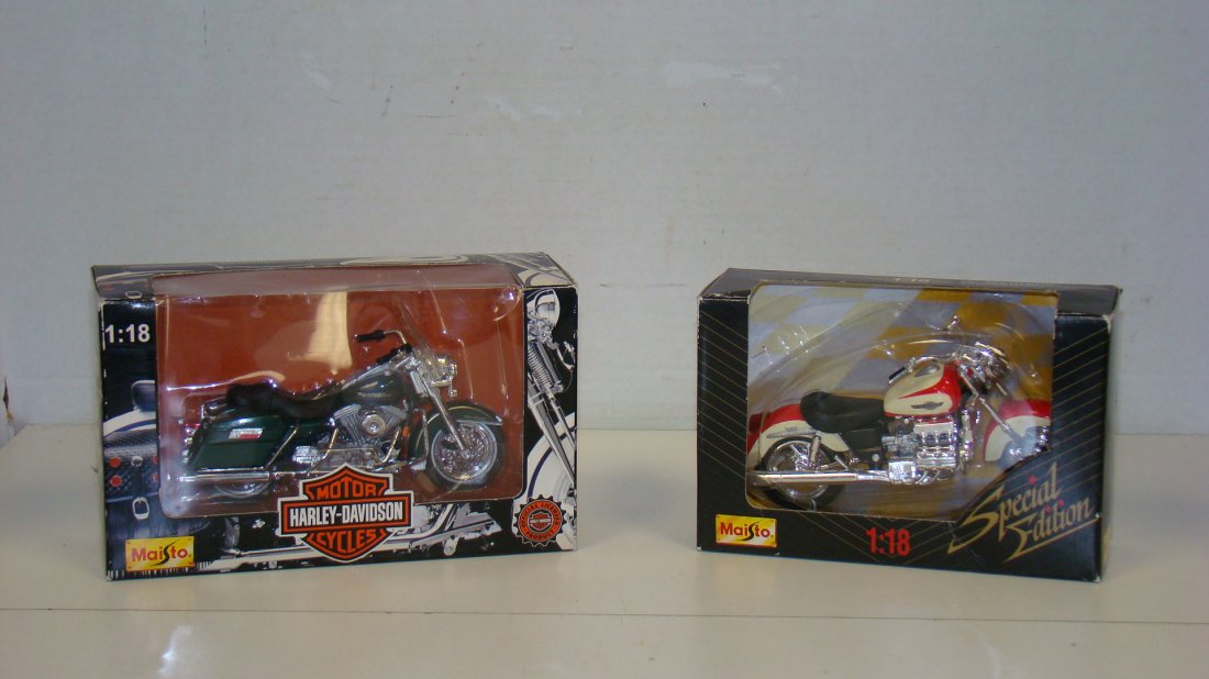2 NIP MAISTO 1:18 HARLEY DAVIDSONS: 2 NIB MAISTO 1:18 SCALE DIE-CAST HARLEY DAVIDSON MOTORCYCLES - 1 SPECIAL EDITION