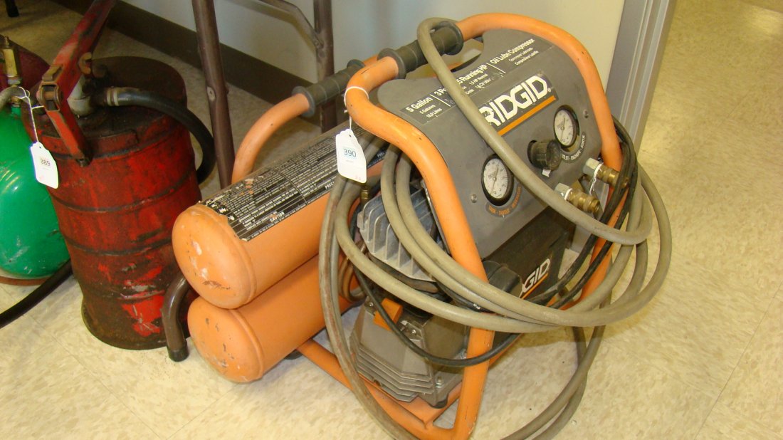 RIDGID 5-GAL OIL LUIBE COMPRESSOR: RIDGID 5 GALLON OIL LUBE COMPRESSOR - APPEARS TO BE IN VERY GOOD CONDITION - WITH GAUGES AND HOSE - NOT TESTED - BUYER RESPONSIBLE FOR MAKING SHIPPLING ARRANGEMENTS