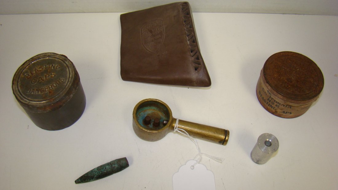 VTG BLASTING CAP TINS-MELTING POT-BULLET & MORE (1 of 8)