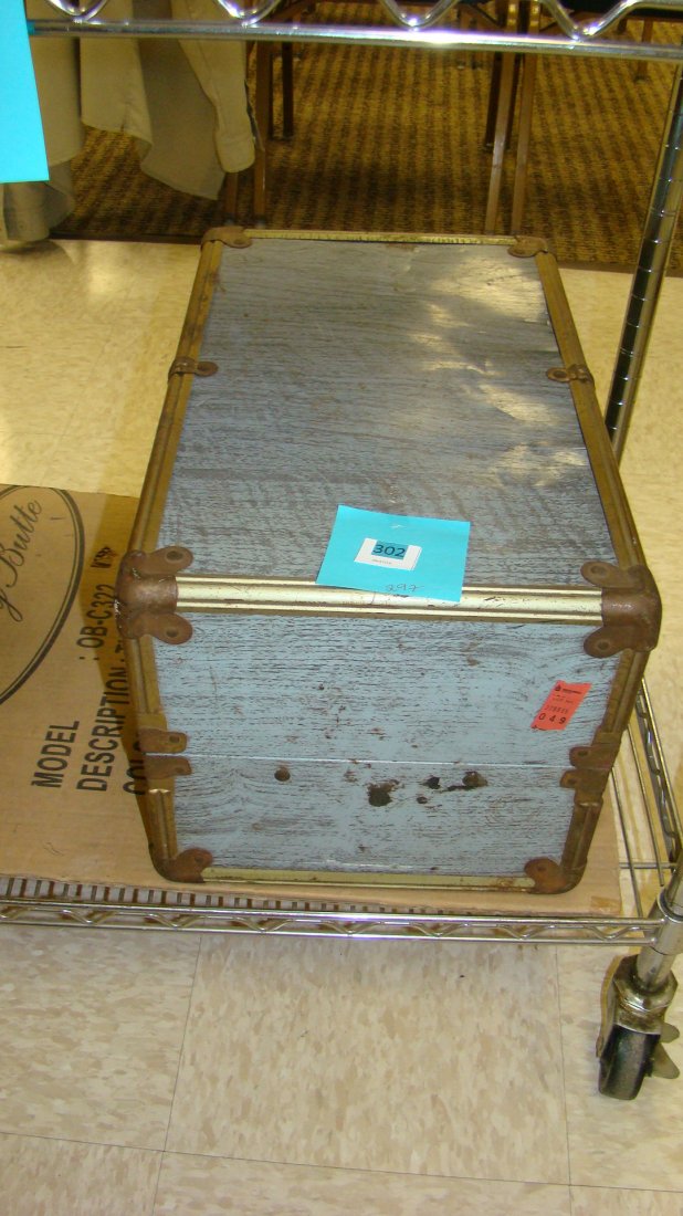 VINTAGE DOLL TRUNK (1 of 4)