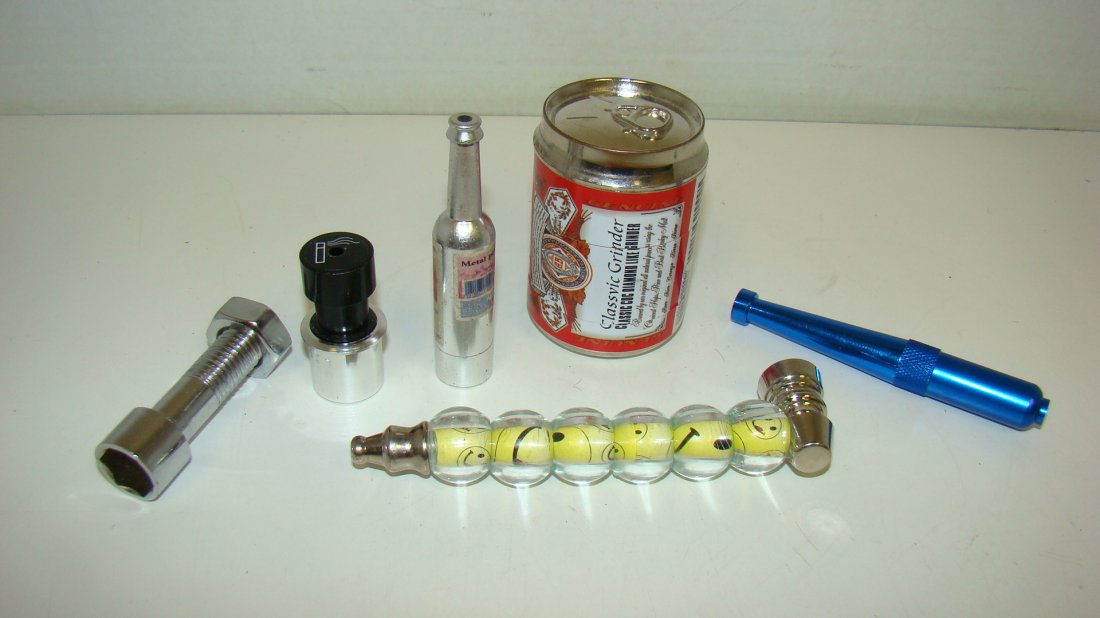 5 METAL SMOKING PIPES & A 3 PC GRINDER (1 of 6)