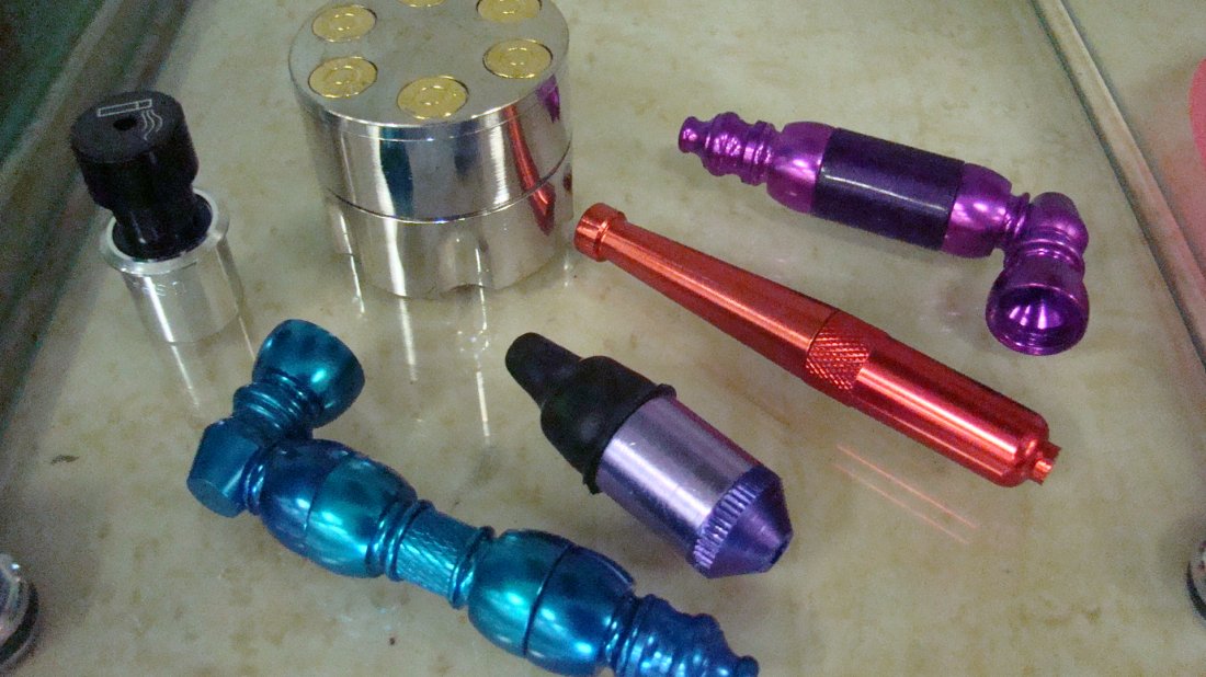5 NEW METAL SMOKING PIPES & A 3 PC GRINDER (1 of 3)