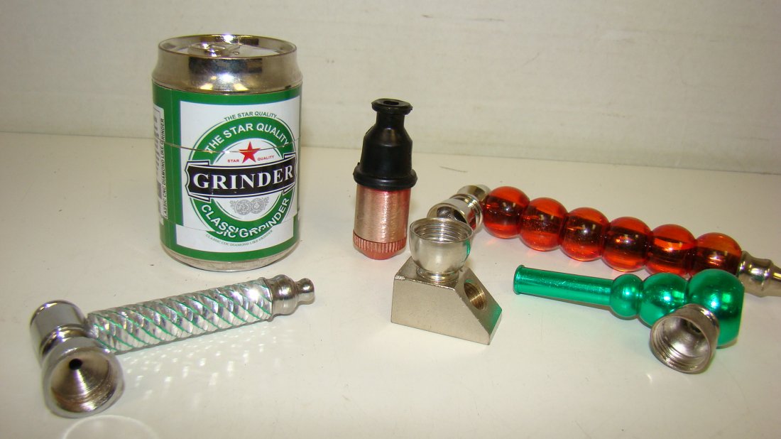 4 METAL SMOKING PIPES & A BEER CAN SHAPED GRINDER (1 of 4)