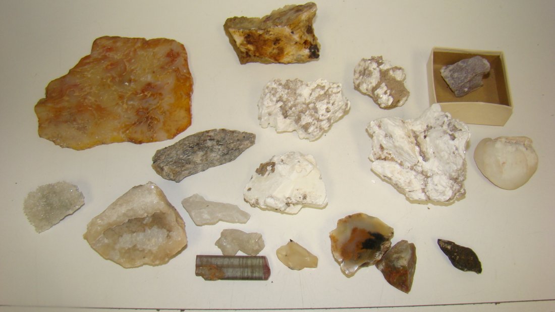 VARIOUS ROCKS AND MINERALS (1 of 5)
