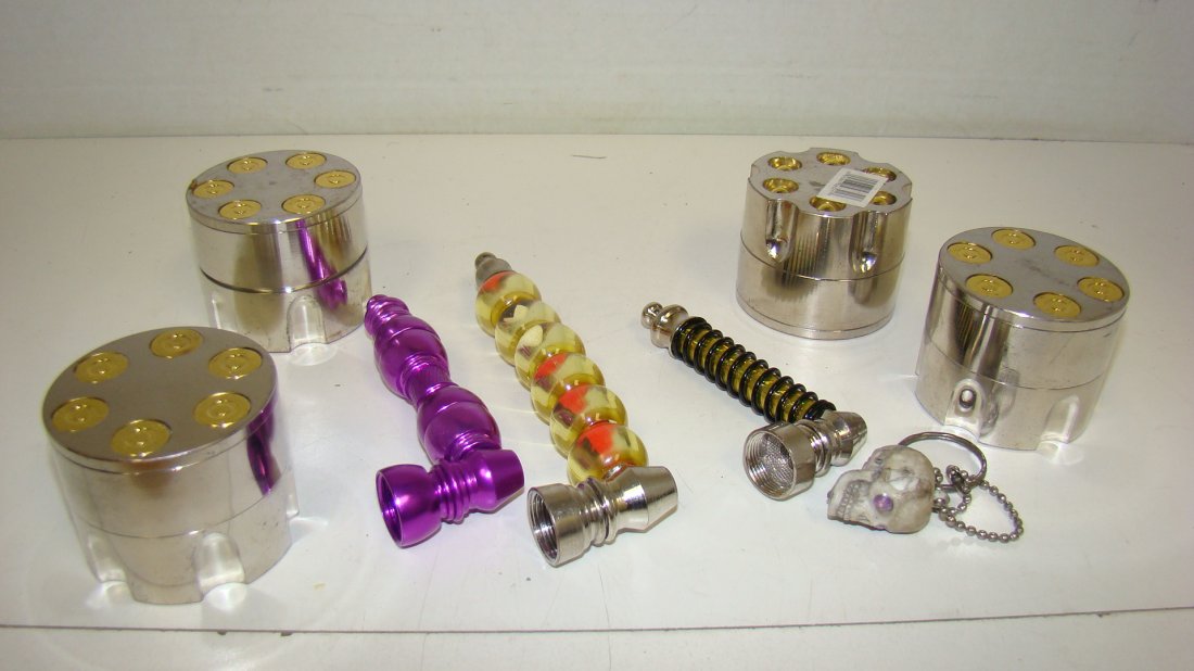 3 METAL SMOKING PIPES-4 GRINDERS-KEYCHAIN (1 of 6)