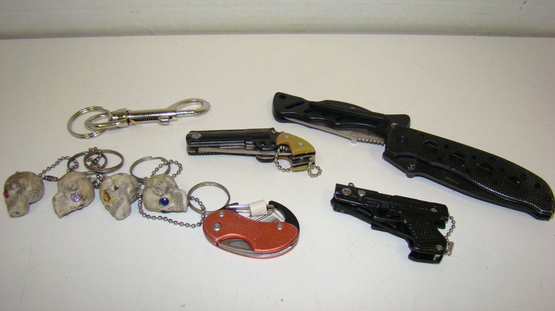 5 FOLDING KNIVES & KEY CHAINS: 5 VARIOUS FOLDING KNIVES - 4'' BLACK METAL FOLDING KNIFE - 3'' PISTOL SHAPED NOVELTY POCKET KNIFE - 3'' AUTOMATIC PISTOL FOLDING KNIFE KEY CHAIN AND A 2'' RED METAL HANDLE FOLDING KNIFE - 4 MINI SKULL