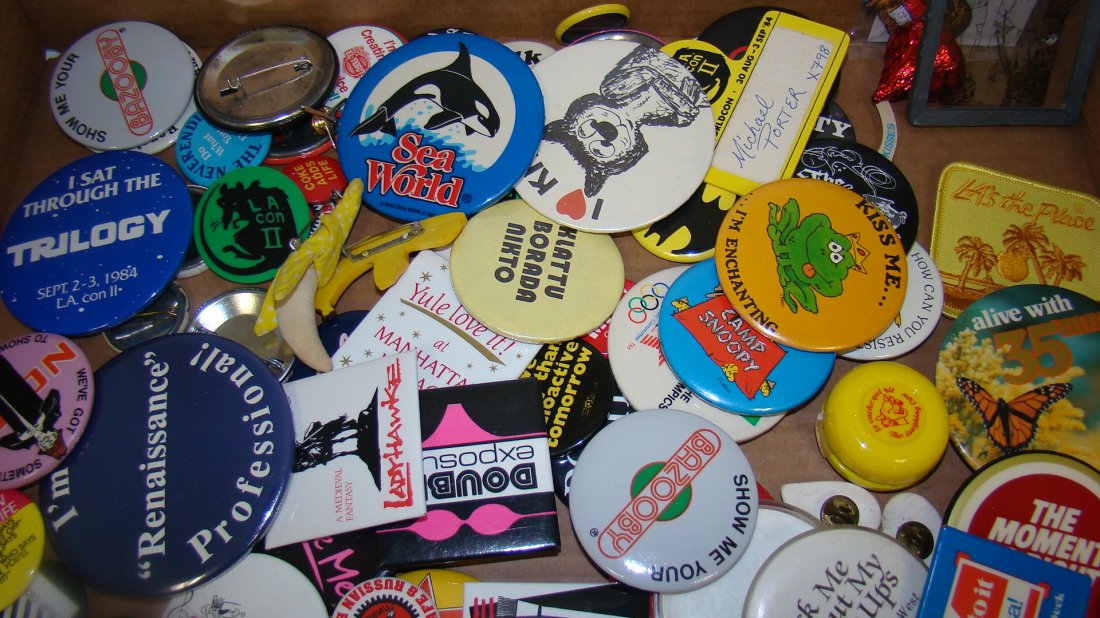 VARIOUS SOUVENIR BUTTONS-YOYO AND MORE (1 of 6)