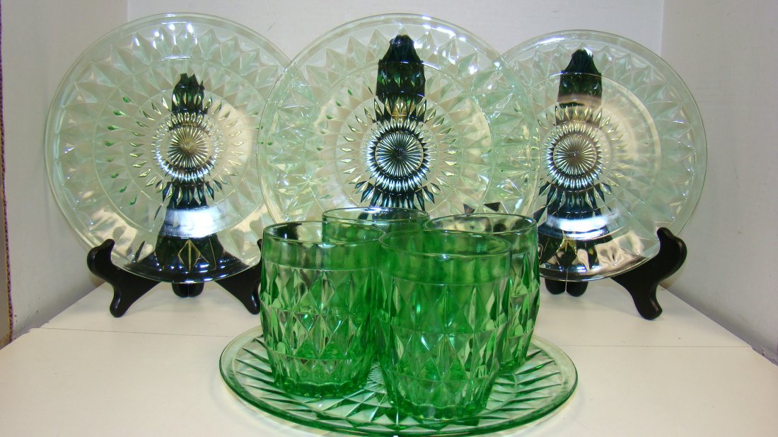 8 PCS VTG GREEN CUBIST DEPRESSION GLASS: 8 PIECES OF VINTAGE CUBIST DEPRESSION GLASS - 4 4'' GLASSES AND 4 9'' PLATES