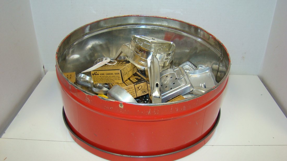 LG ROUND RED TIN W/ VTG COOKIE CUTTERS & MORE (1 of 9)