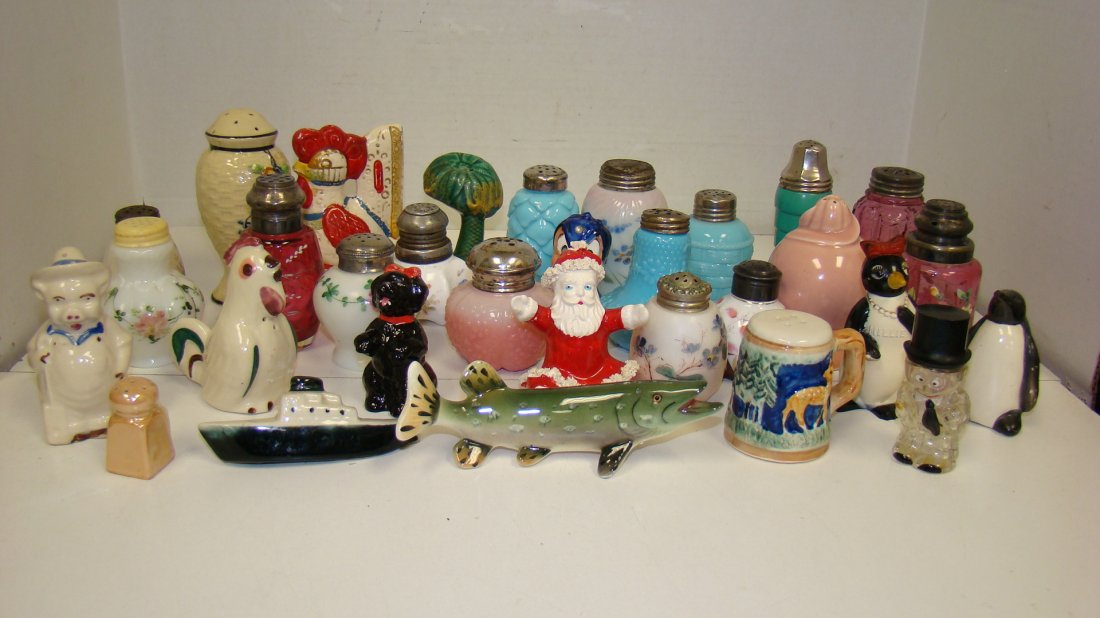 APPROX 30 VARIOUS SALT & PEPPER SHAKERS (1 of 7)