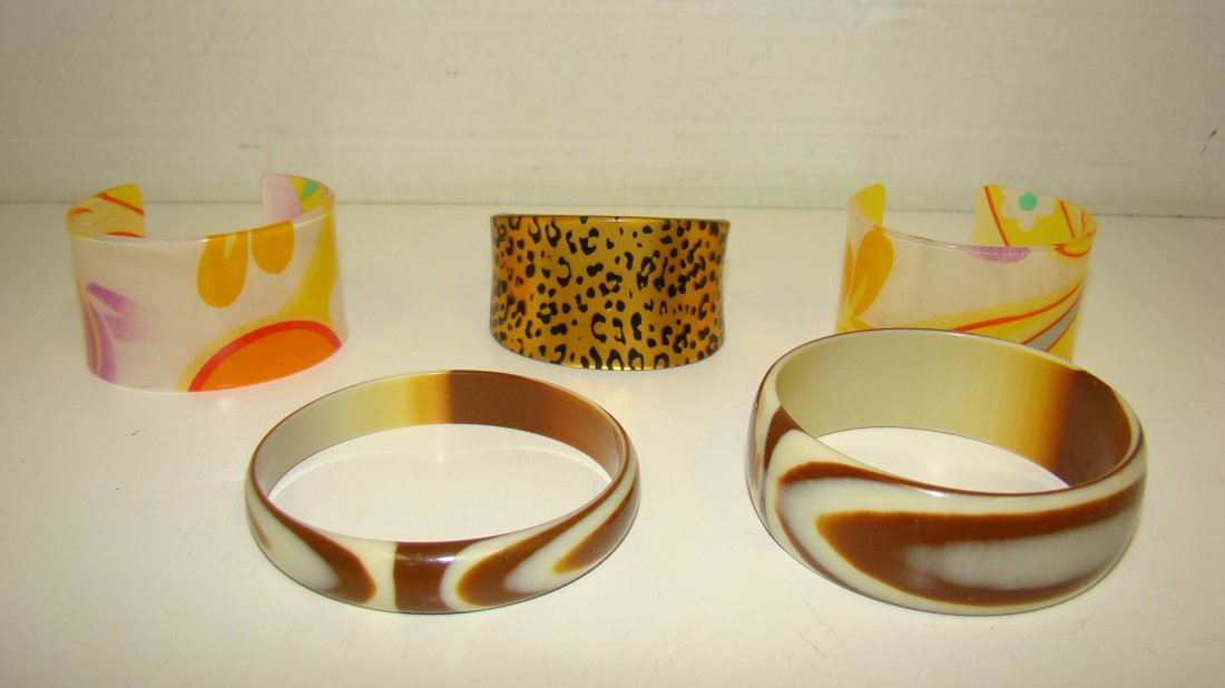 4 VTG LUCITE LIKE BRACELETS: 4 VINTAGE LUCITE LIKE BRACELETS - 3 CUFF BRACELETS - 1970'S STYLE AND A CREAM AND 2 BROWN BANGLE BRACELET