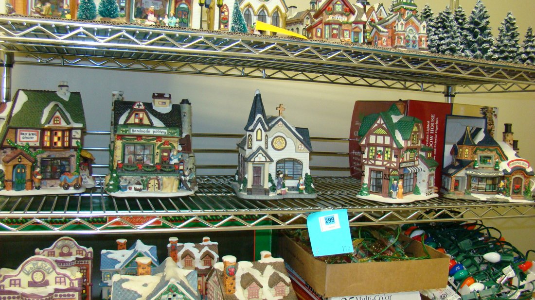 SHELF W/ 5 HOLIDAY EXPRESSIONS CHRISTMAS BUILDINGS (1 of 3)