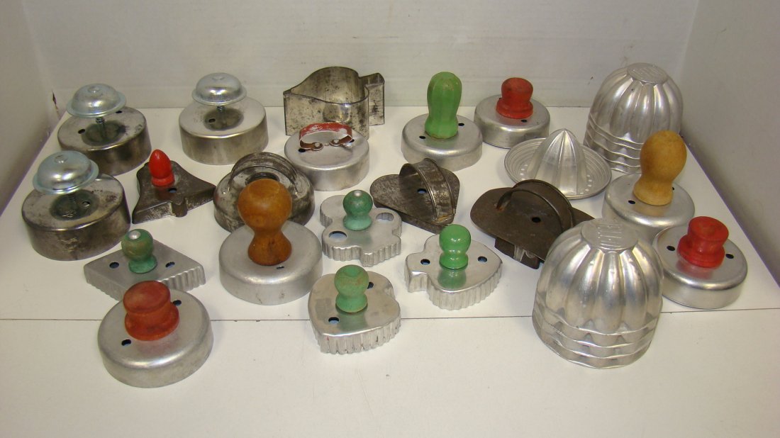 VARIOUS VINTAGE COOKIE CUTTERS & SMALL MOLDS (1 of 6)