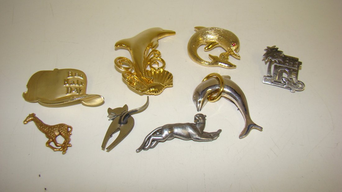 8 VARIOUS COSTUME BROOCHES (1 of 4)