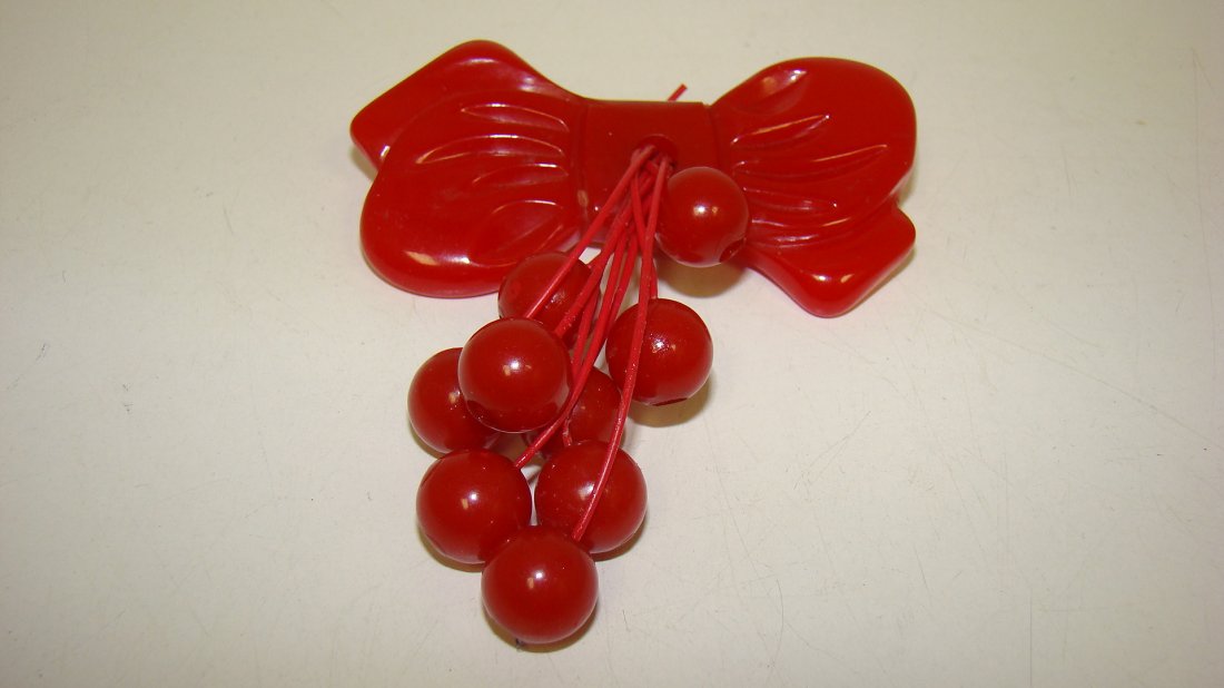 RED BAKELITE BOW W/ DANGLE CHERRIES BROOCH (1 of 3)