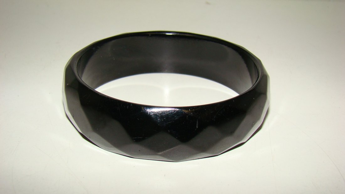 VTG FACETED BLACK BAKELITE BRACELET (1 of 3)