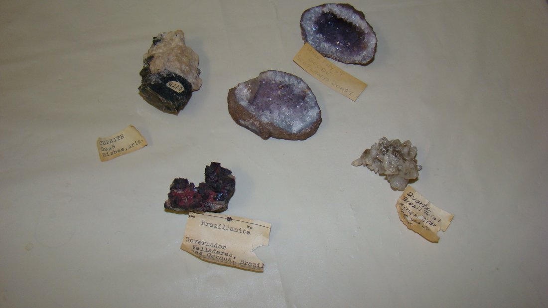 5 SMALL SPECIMENS OF GEMS AND MINERALS (1 of 5)