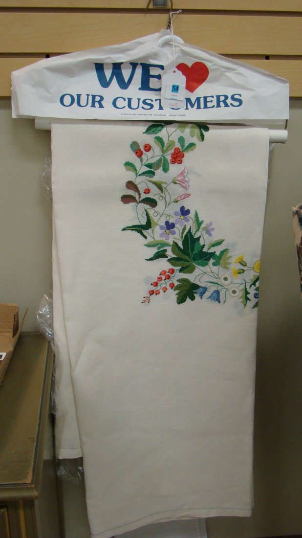 2  EMBROIDERED FINE LINEN TABLECLOTHES (1 of 4)