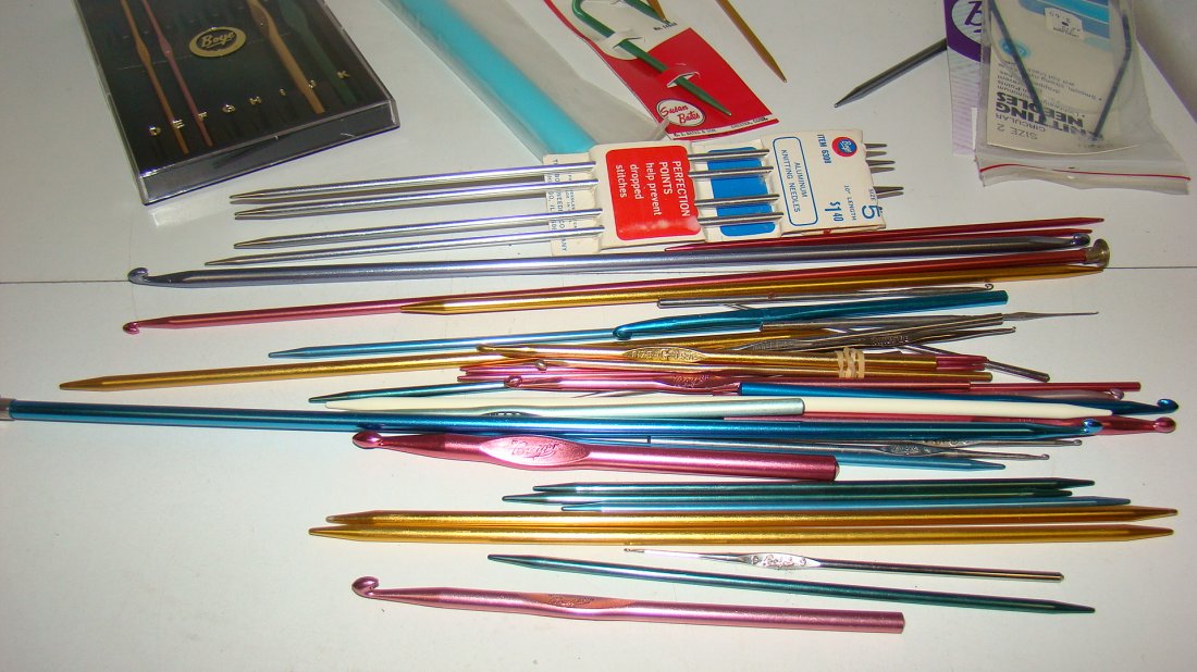 APPROX 41 VARIOUS CROCHET HOOKS,ETC (1 of 5)