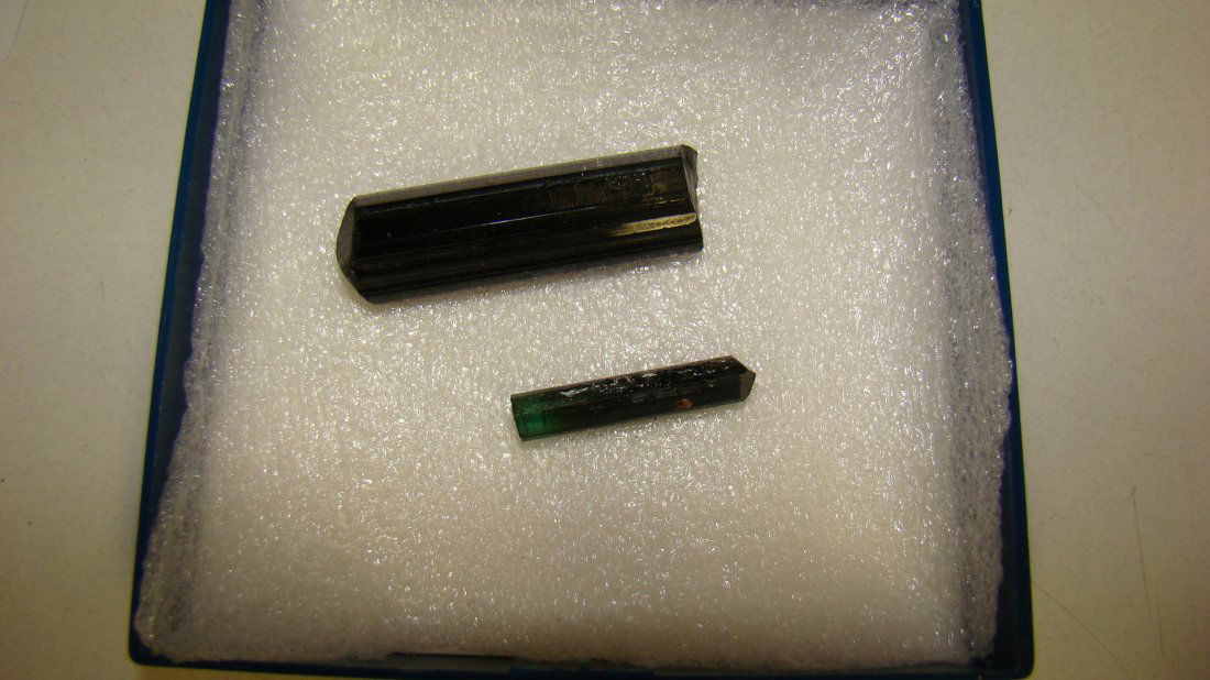 2 PCS GREEN RAW TOURMALINE (1 of 6)
