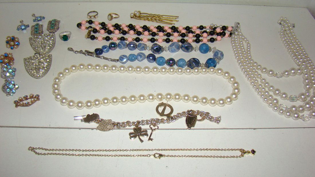 VARIOUS VINTAGE COSTUME JEWELRY (1 of 7)